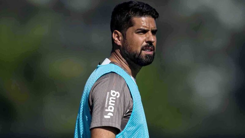 António Oliveira cobra ‘paz e estabilidade’ no Corinthians e pede reforços