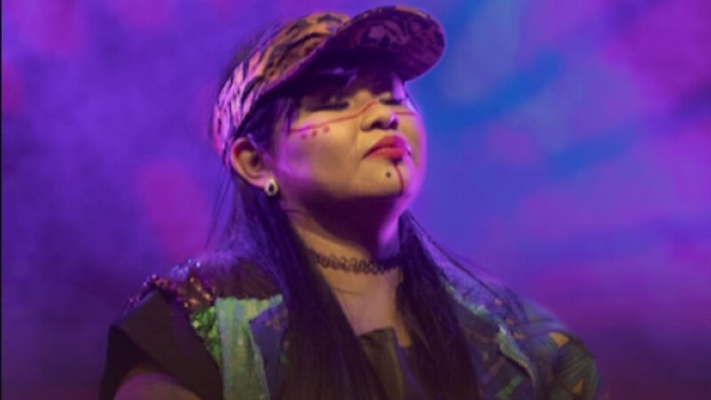 MC Anarandà, a primeira indígena de MS a se apresentar em festival da Europa