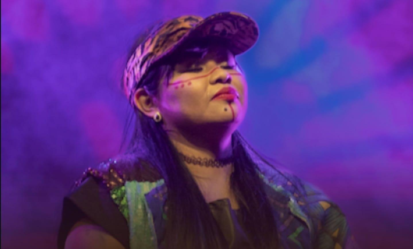 MC Anarandà, a primeira indígena de MS a se apresentar em festival da Europa