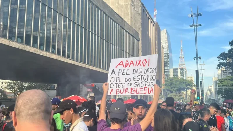 Marcha da Maconha reafirma desobediência civil e desafia conservadorismo do Congresso