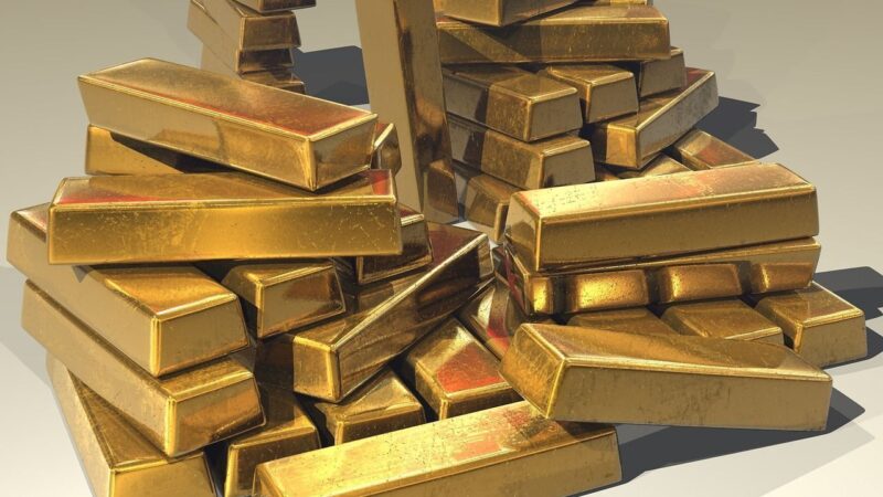 Ouro recua diante de dólar forte e em correção após ganhos da véspera