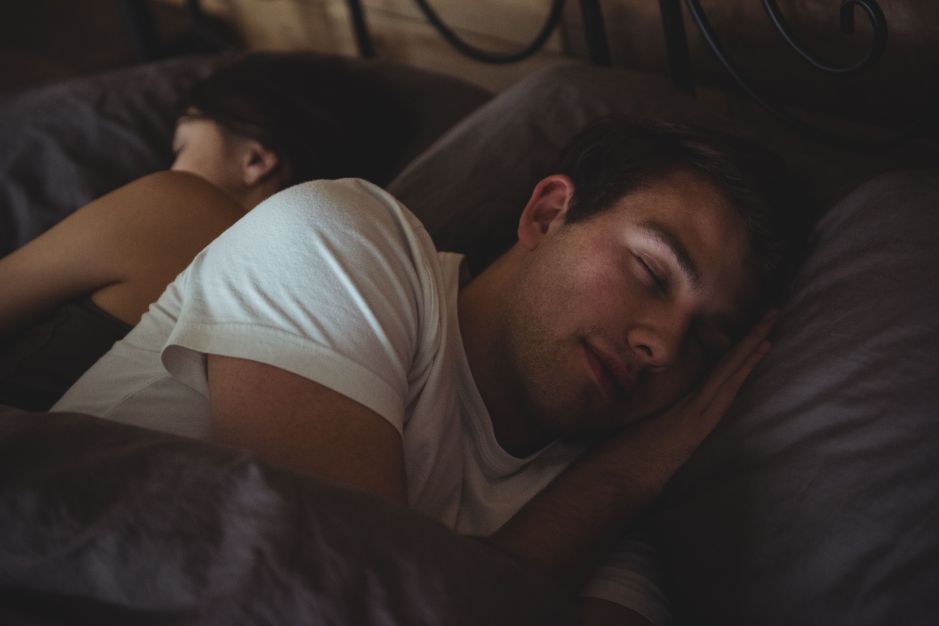 Emprego dos sonhos? Empresa abre vagas para dormir em serviço; entenda