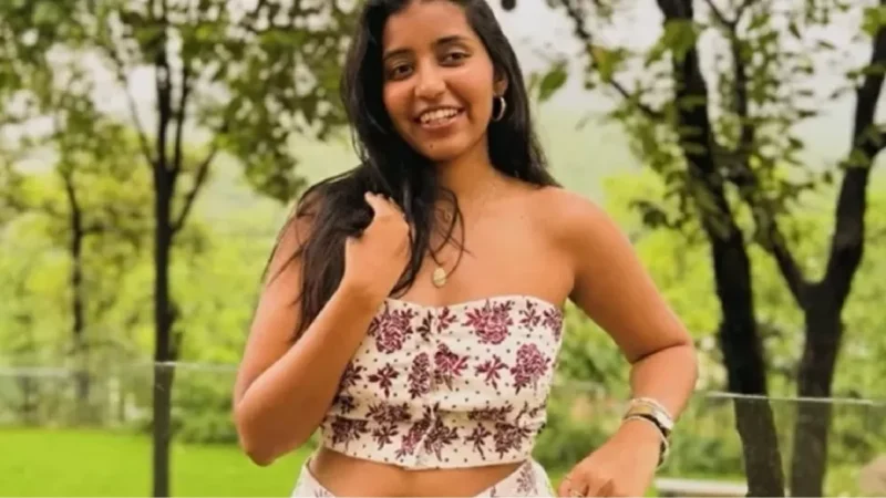 Influenciadora de viagens morre na Índia ao cair de cachoeira durante filmagem