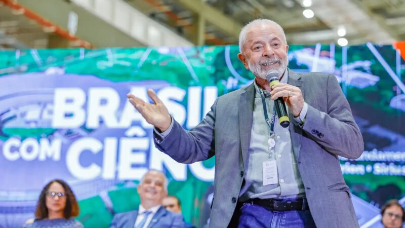 Lula critica governos anteriores por obras paralisadas