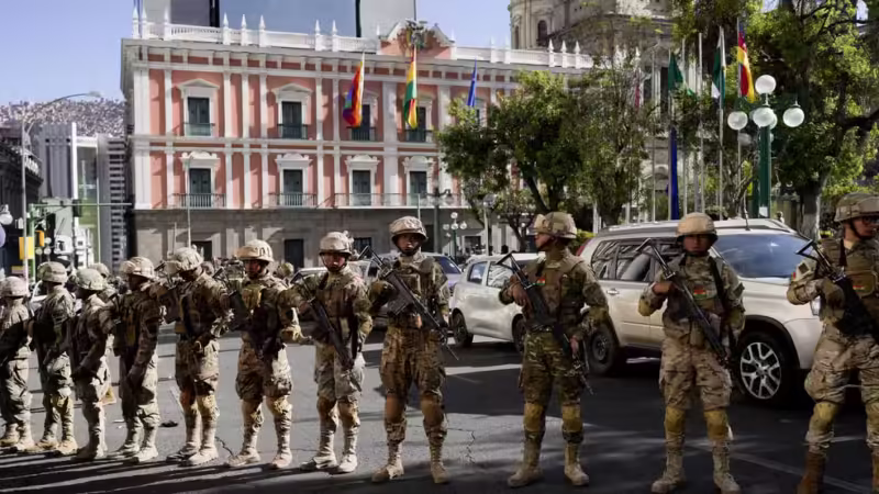 Tanques e militares tomam palácio presidencial na Bolívia; presidente pede respeito à democracia