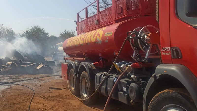 Bombeiros de MT extinguem incêndio em empresa de reciclagem