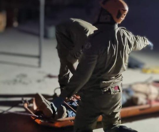 Bombeiros fazem resgate do corpo de vítima que caiu de andaime em prédio em construção