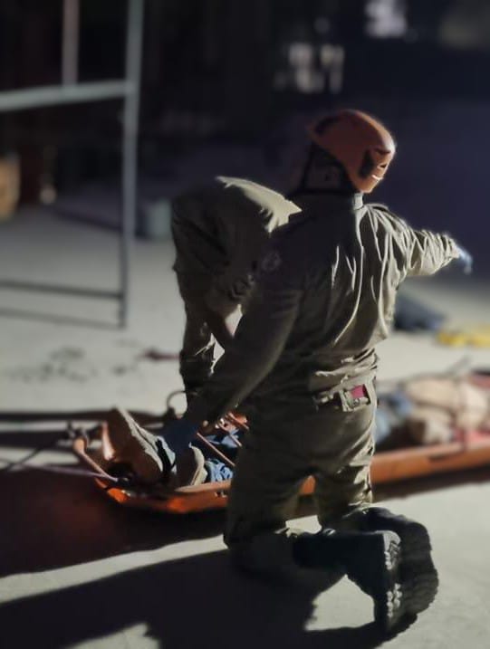 Bombeiros fazem resgate do corpo de vítima que caiu de andaime em prédio em construção