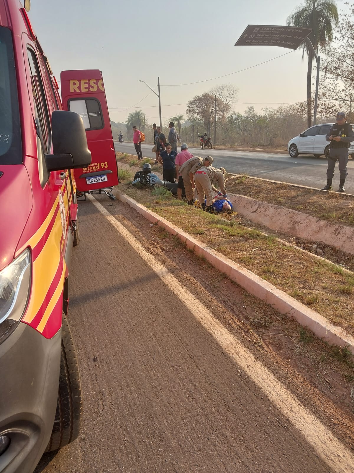 Bombeiros socorrem vítimas de acidente de trânsito na MT-040