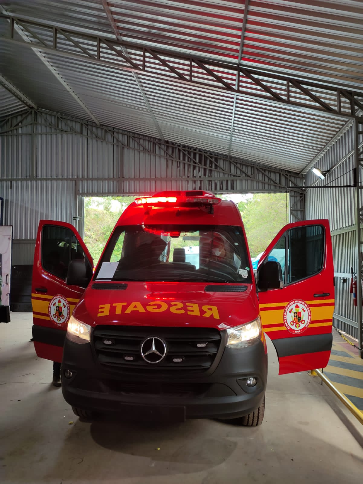 Bombeiros socorrem vítimas de acidente de trânsito envolvendo duas motos na BR-364