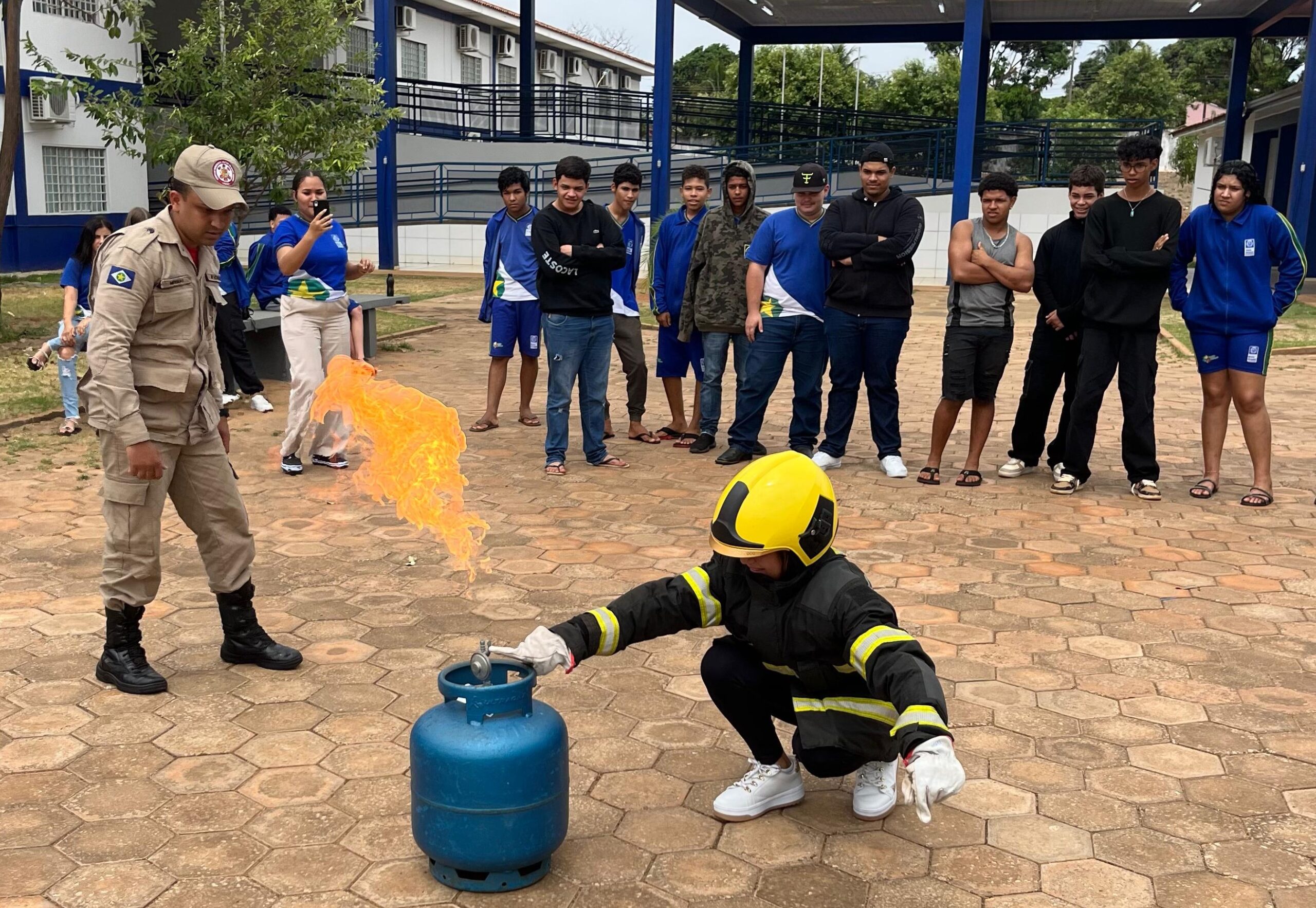 Corpo de Bombeiros realiza palestra sobre técnicas de combate a incêndio para alunos de escola estadual