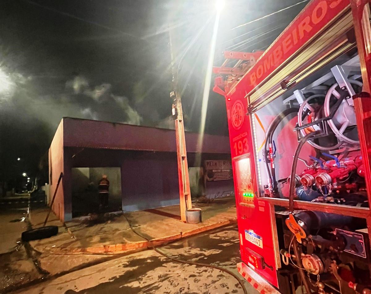 Corpo de Bombeiros Militar combate incêndio em edificação em Sorrisov