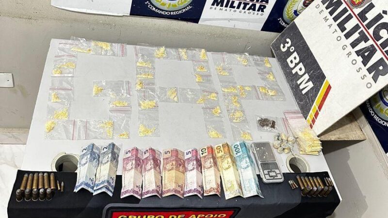 Policia Militar prende três homens por tráfico, apreende munições e 83 porções de drogas