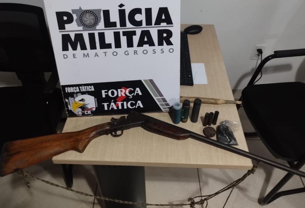Força Tática apreende espingarda, munições e pólvoras em zona rural de Juína